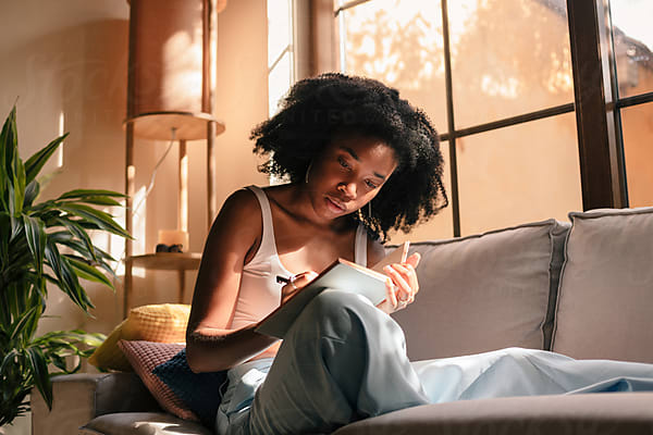A mother reads with her child on the couch